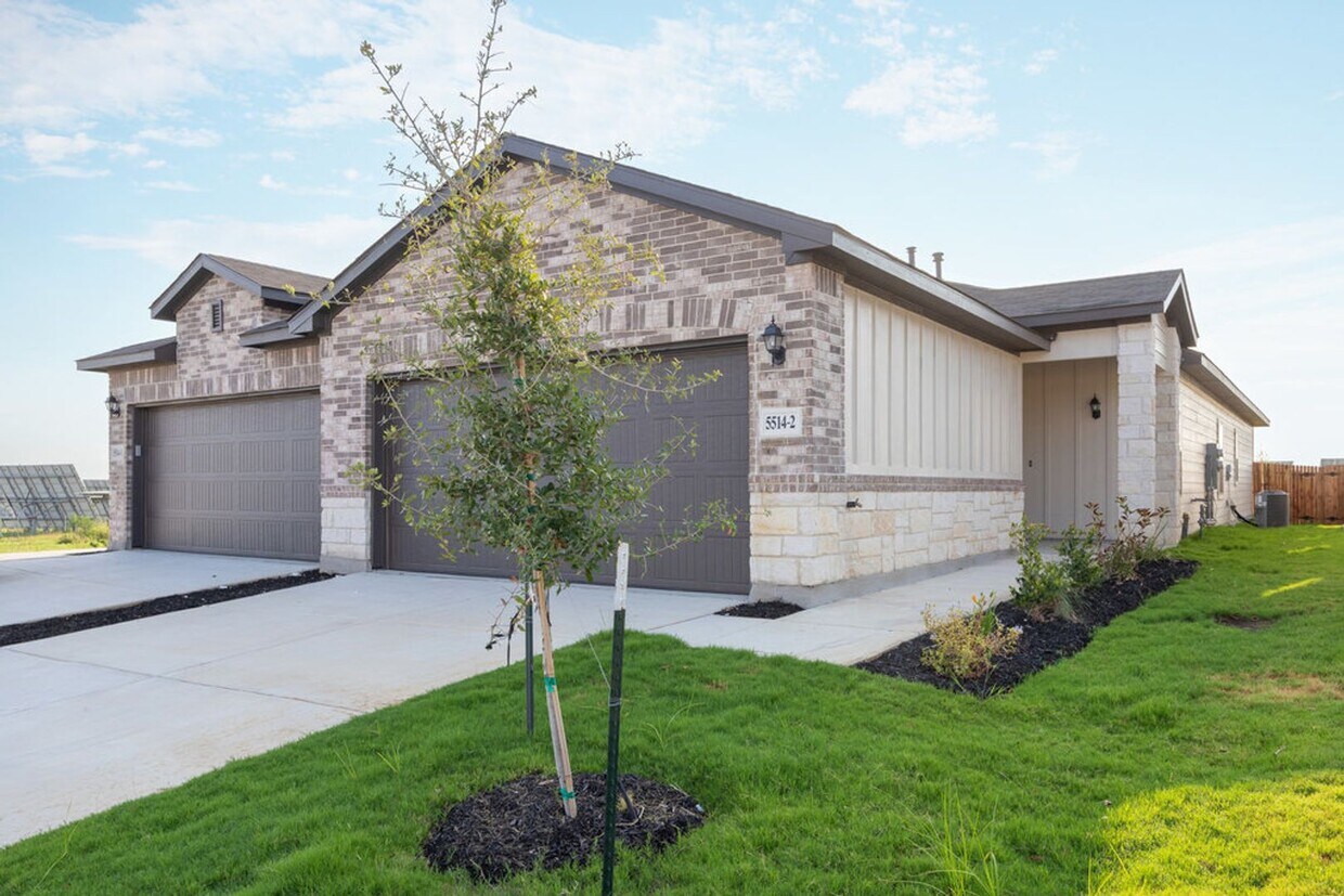 Foto principal - GORGEOUS 3 BEDROOM DUPLEX LOCATED IN CONVE...