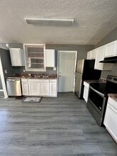 Building Photo - 1013 Hillside Dr