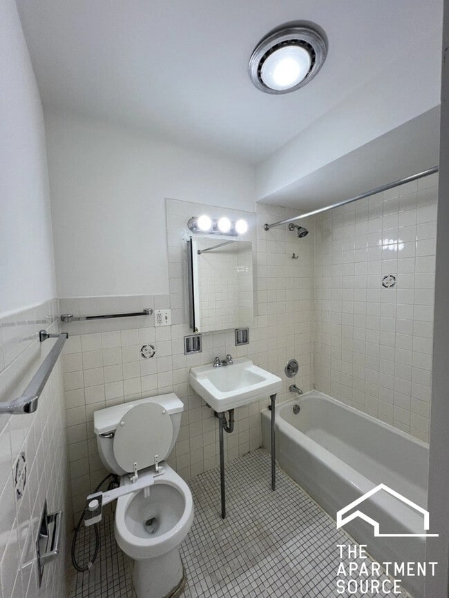 Foto del edificio - 6250 N Kenmore Ave