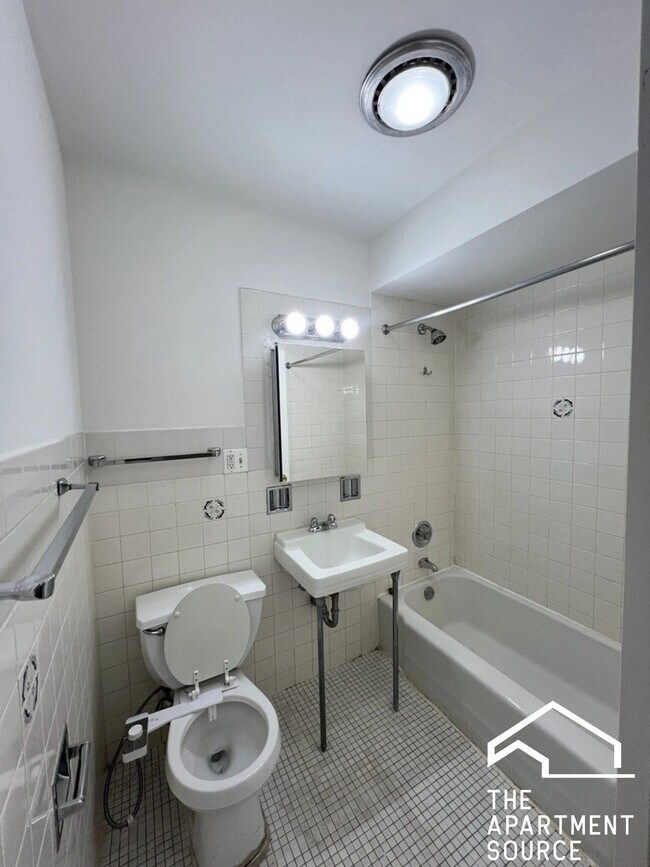 Foto del edificio - 6250 N Kenmore Ave