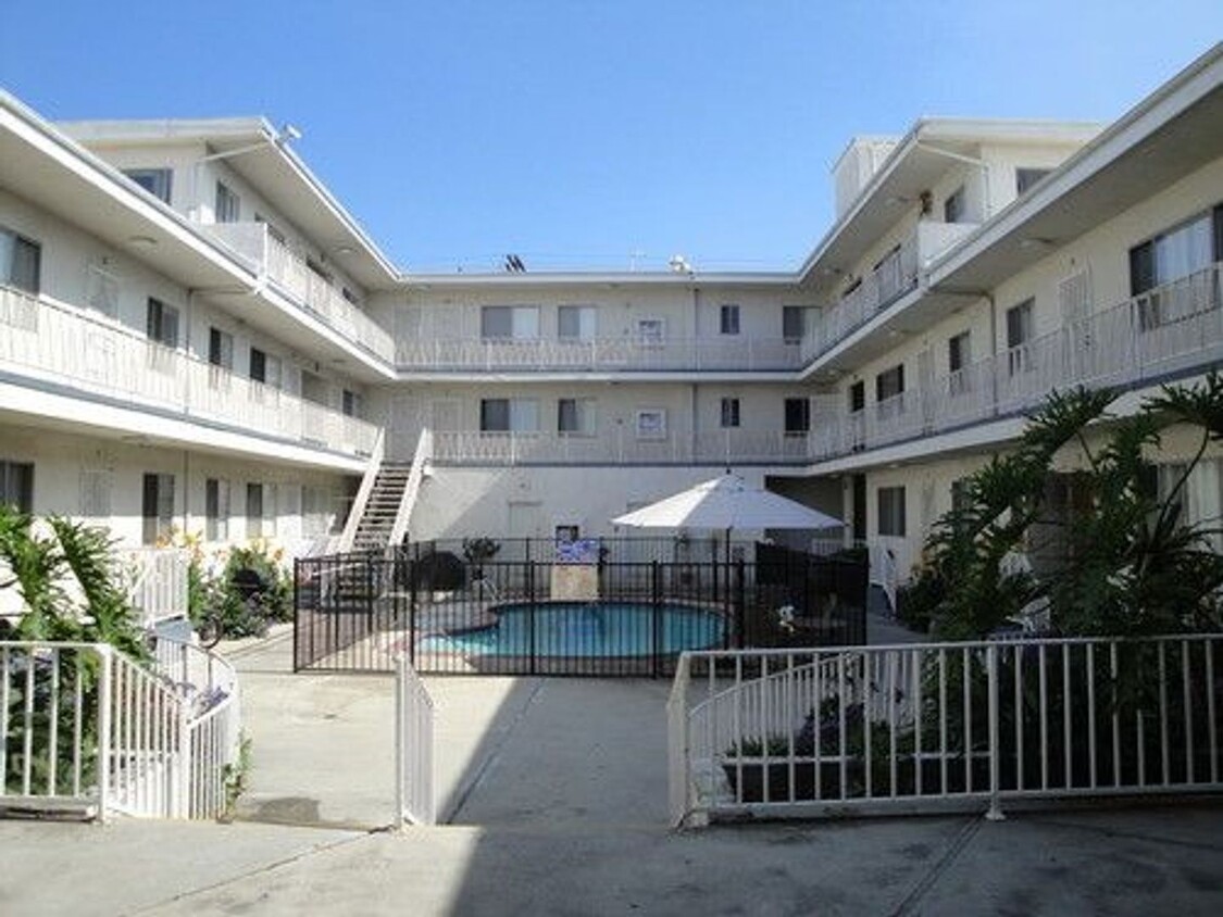 Primary Photo - Fully Renovated 1 Bedroom Apartment! Downs...