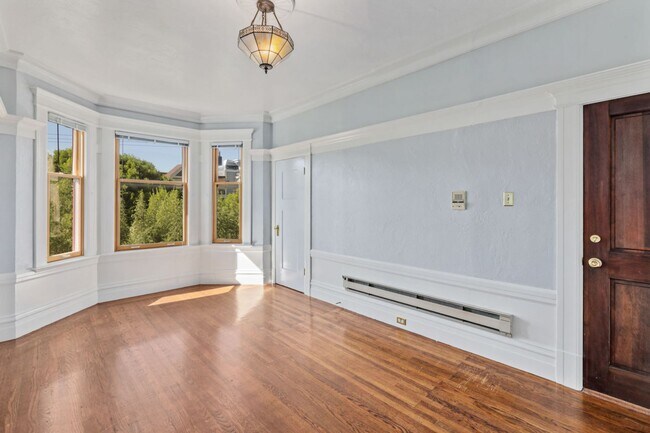 Building Photo - Lower Haight: Remodeled Top Floor 1 Bed 1 Bath near Duboce Park