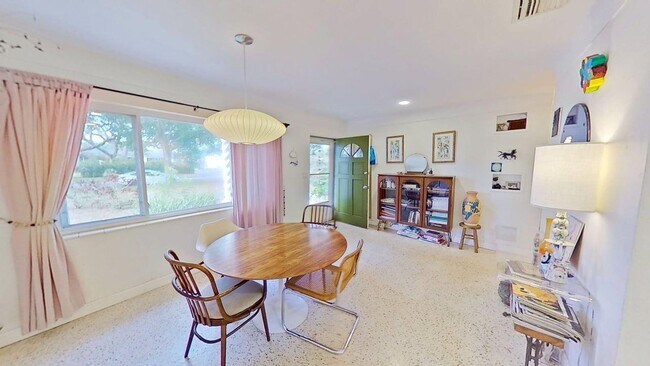 Foto del edificio - Lake Pasadena - Charming 2 Bedroom Home with Spacious Yard