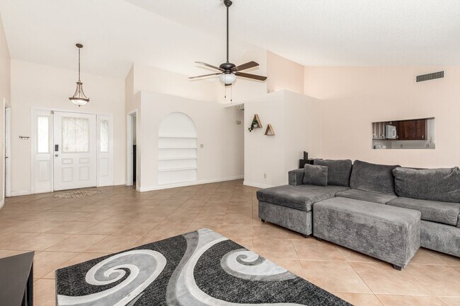 Building Photo - 3 Bedroom, 2 Bathroom with a Pool in Phoenix