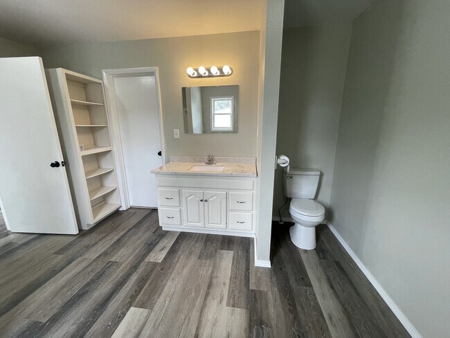 Building Photo - 521 S McConnell