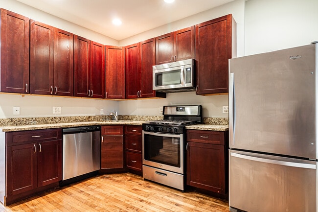 Building Photo - 2507 W Diversey Ave