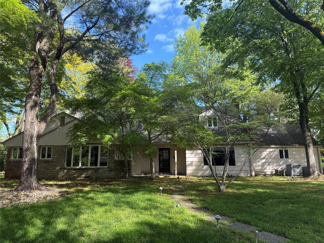Primary Photo - 17 Hilltop Dr W