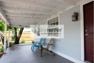 Building Photo - 2421 1/2 Burlington Ave N