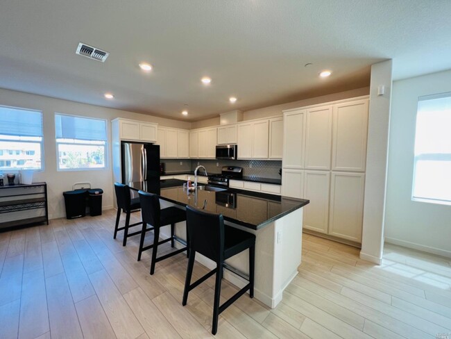 Building Photo - 2451 Lake Club Dr