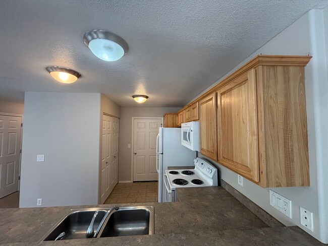 Building Photo - 3 Bedroom 2.5 Bath Two Story Duplex