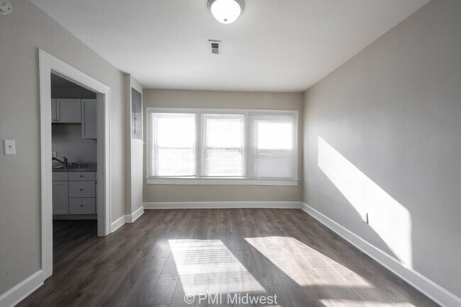 Foto del edificio - 5045 E 10th St