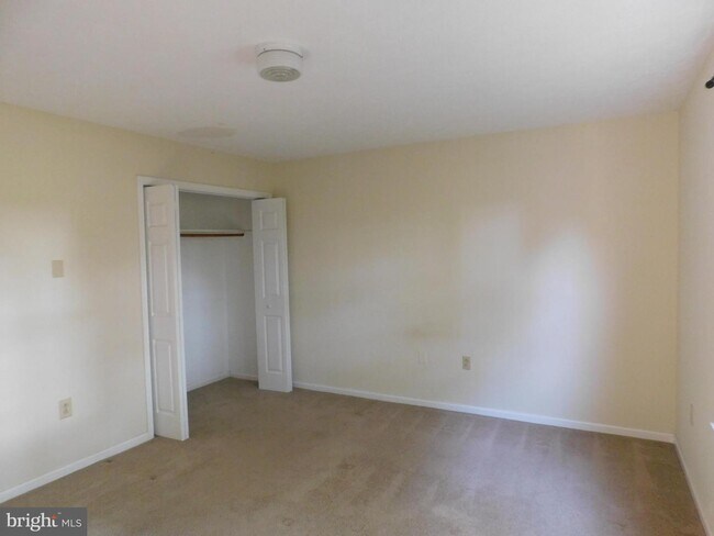 Building Photo - 100 Parkwood Cir