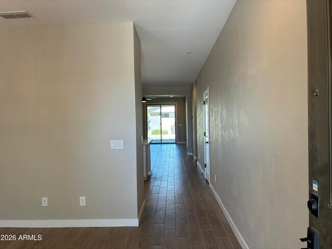 Foto del edificio - 17296 W Valentine St