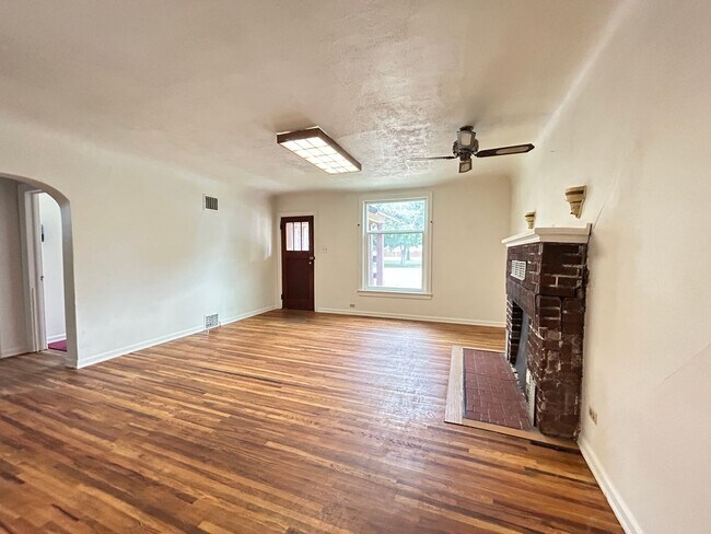 Foto del edificio - 4 bed 2 bath home in the Heart of Hamilton