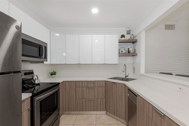 Building Photo - 3140 S Ocean Dr