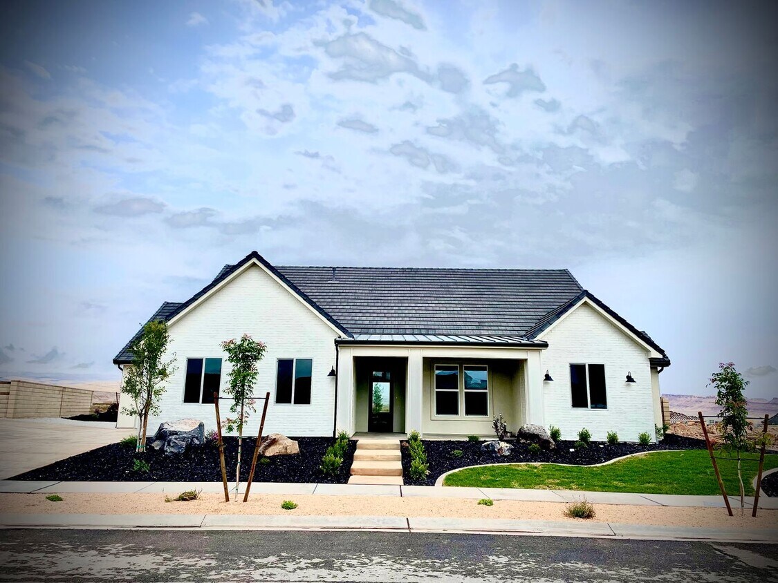 Foto principal - Desert Color Home with Great Views & LAGOO...