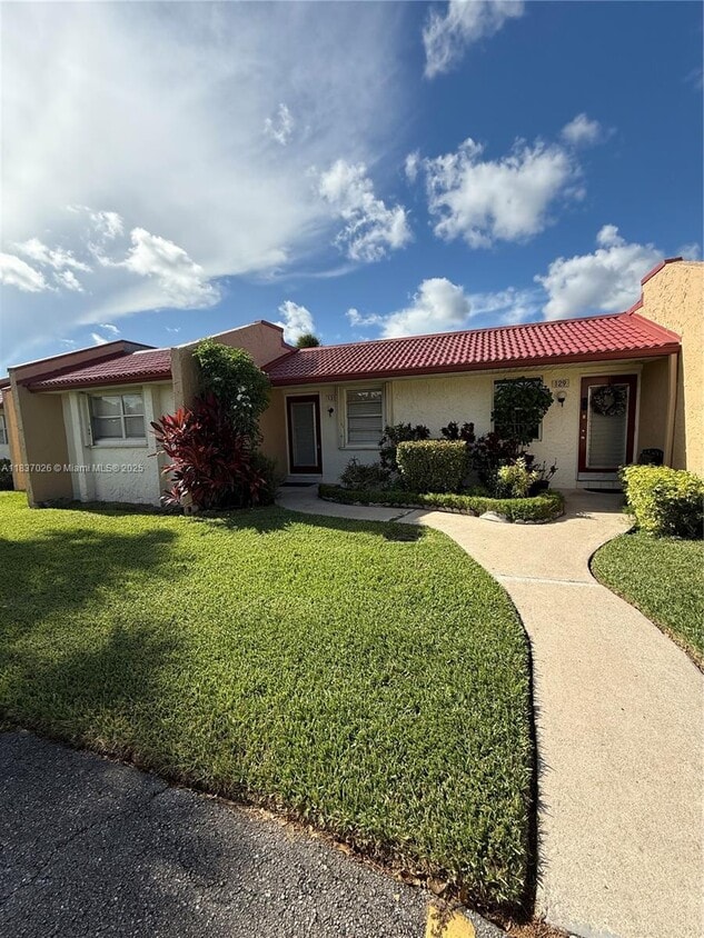 Foto principal - 131 Lake Anne Dr