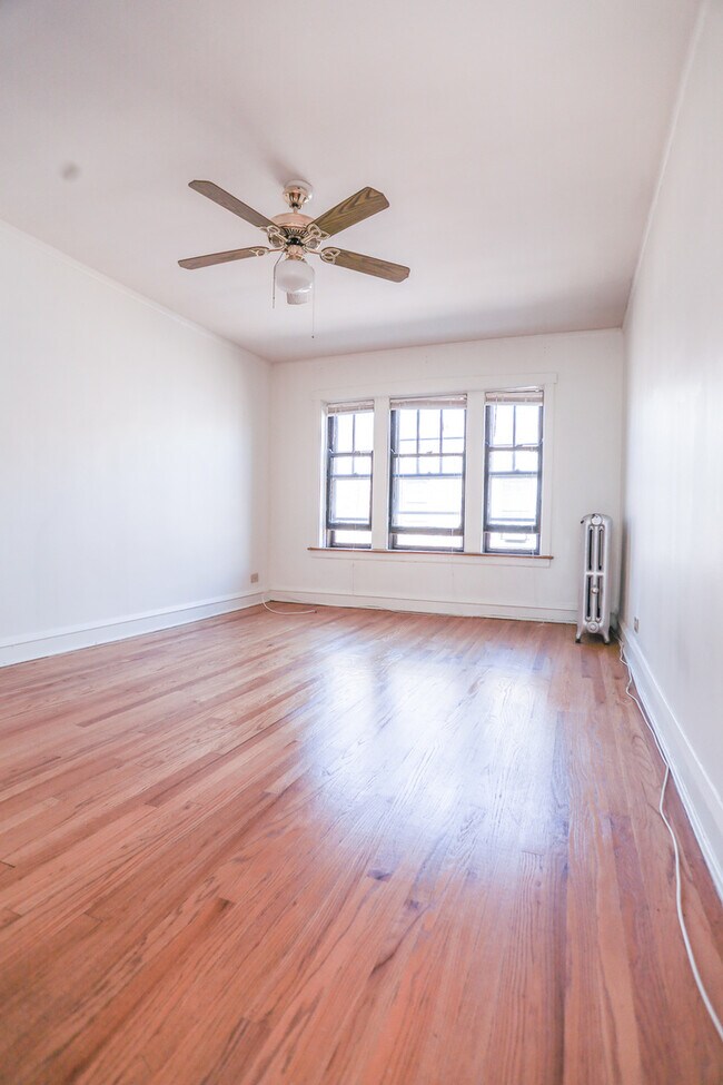 Building Photo - 4241 N Hermitage Ave