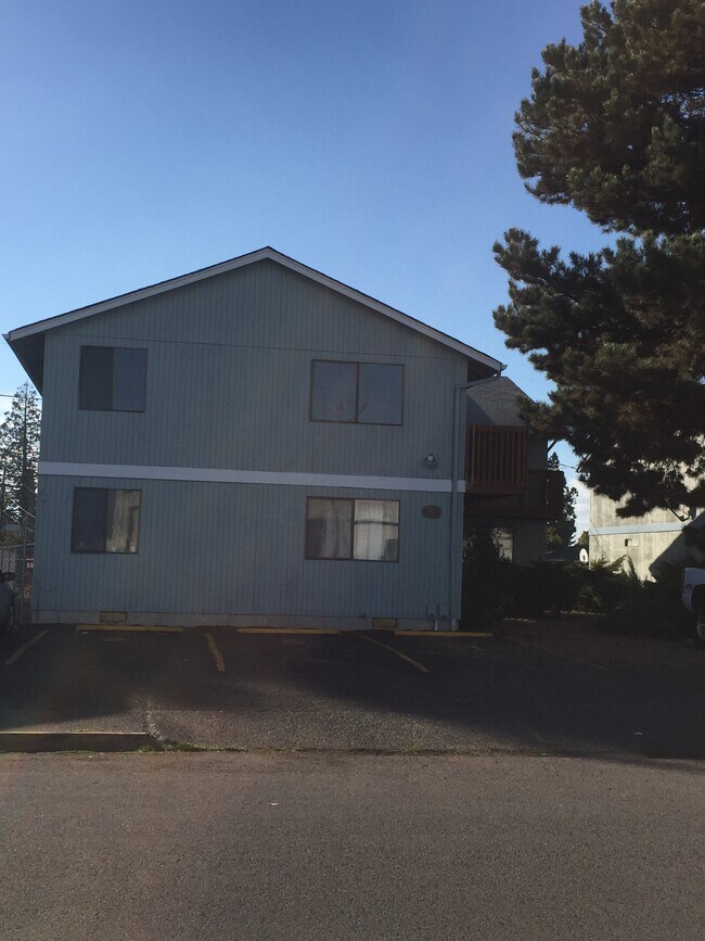 Building Photo - 185 SW Kalmia St