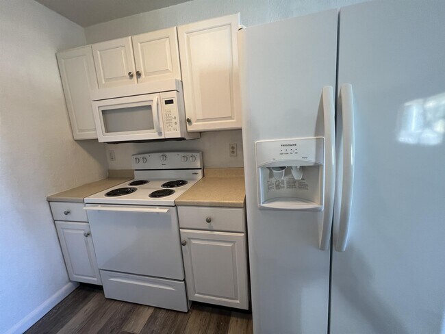Building Photo - 4607 Bayshore Dr