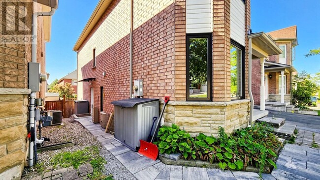Building Photo - 186 Wainscot Ave