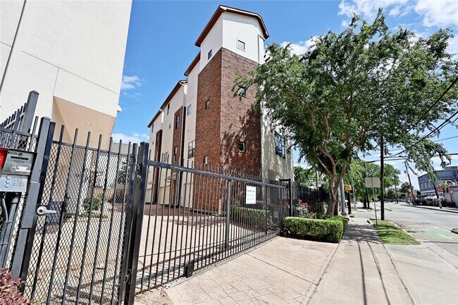 Building Photo - 1320 Welch St