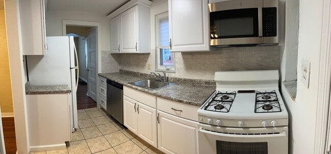 Building Photo - 4402 Coleridge St