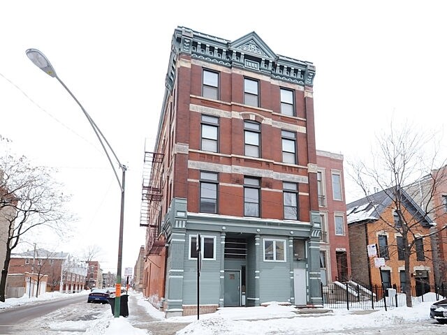 Primary Photo - 1048 N Marshfield Ave