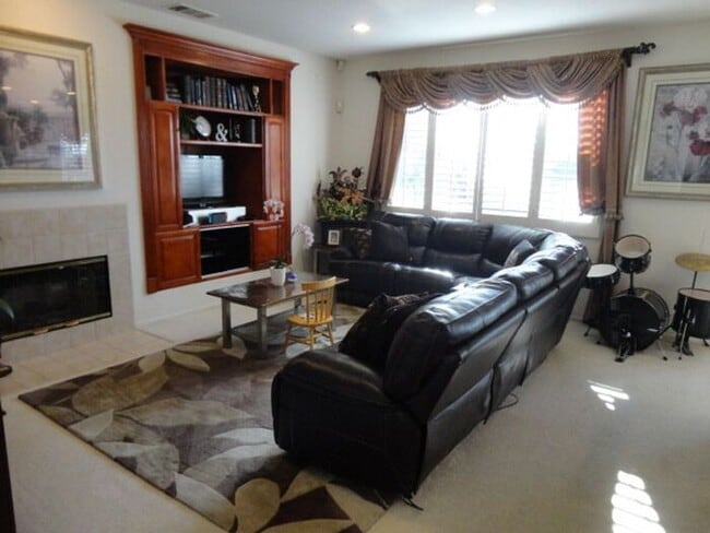 Building Photo - Luxurious 5 + 3 Pool/View Home Castaic