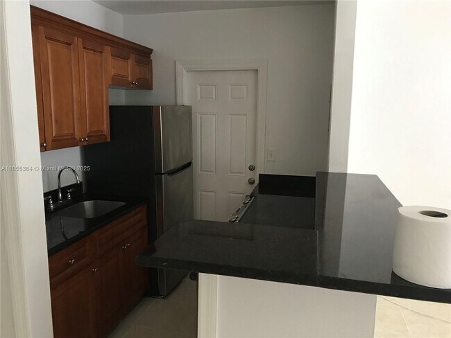 Foto del edificio - 757 NE 127th St