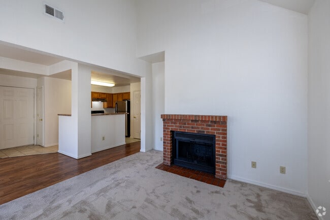 2BR, 2BA - 997SF - Living Room - Huntington Ridge Apartments