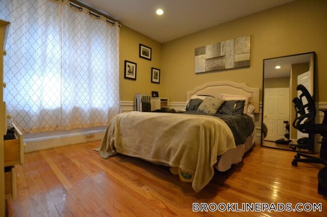 Building Photo - 324 St Paul St