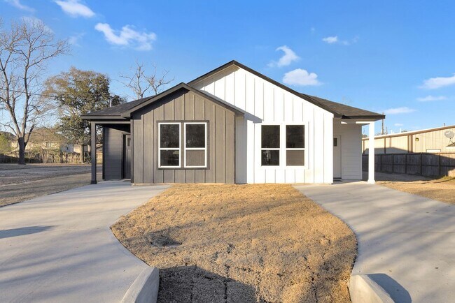 Building Photo - 104 Runnels St