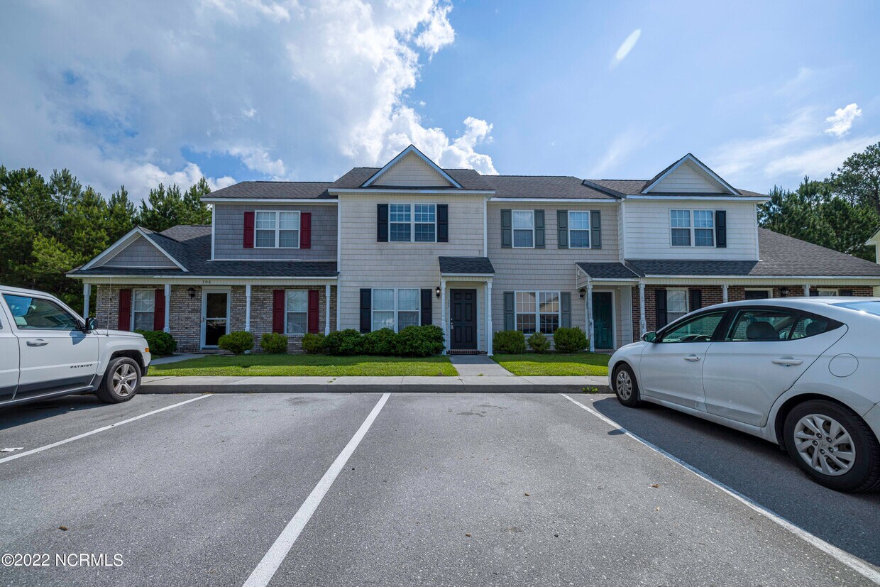 304 Springwood Dr, Jacksonville, NC 28546 Townhome Rentals in
