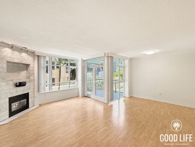 Foto del edificio - STUNNING 2 BED/2 BATH CONDO AVAILABLE IN THE DISCOVERY BUILDING IN CORTEZ HILL!