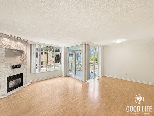 Building Photo - STUNNING 2 BED/2 BATH CONDO AVAILABLE IN THE DISCOVERY BUILDING IN CORTEZ HILL!