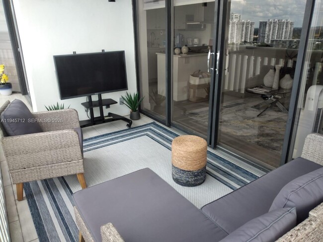 Foto del edificio - 1000 W Island Blvd