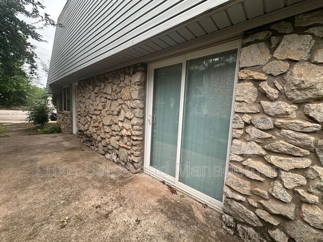 Photo - 6004 NW Expressway House