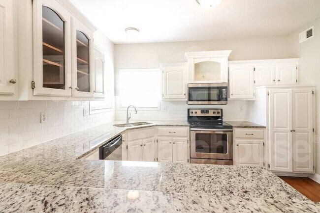 Building Photo - Spacious 4 bd, 3bth Home in Lee's Summit!