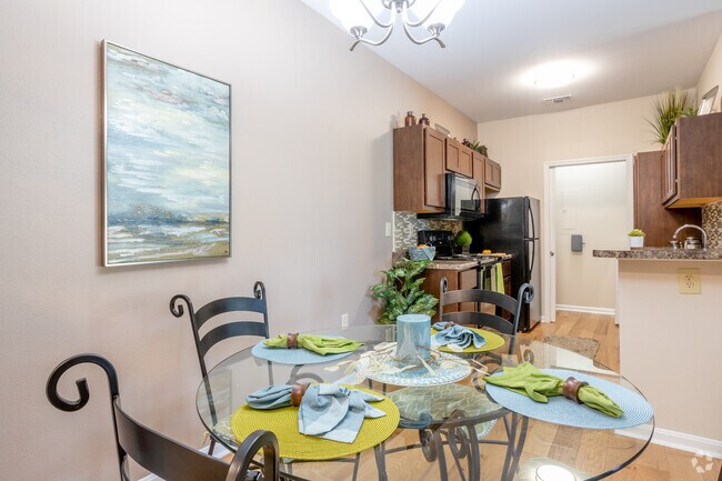 2BR, 2BA - 1111 SF - Comedor - Villas Of Forest Springs