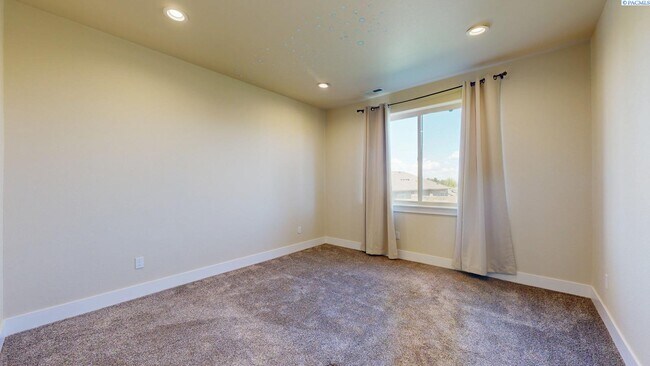 Building Photo - 4 bed, 4 bath home in Kennewick