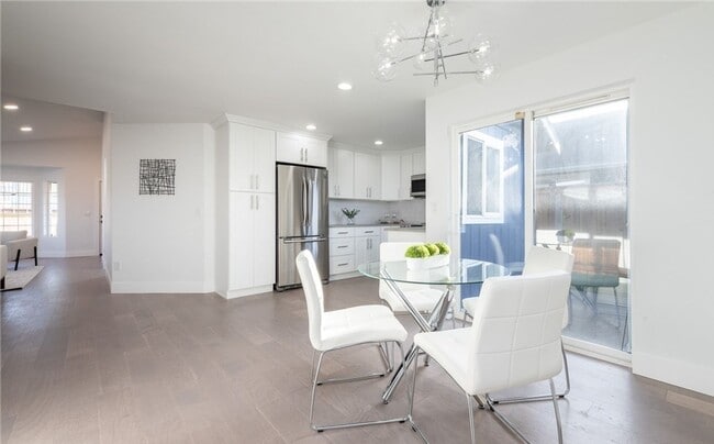 Building Photo - Contemporary rambler in Kent Station!