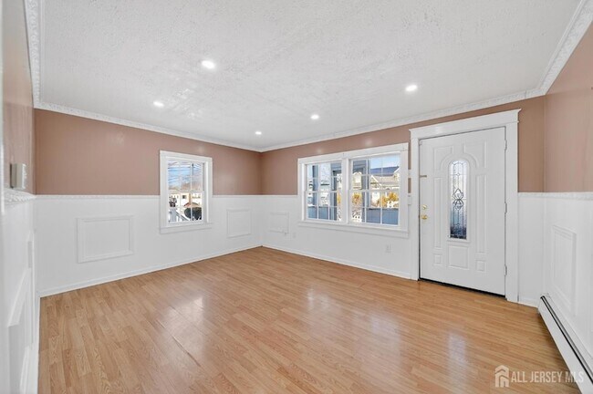 Building Photo - 114 Larch St