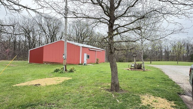 Foto del edificio - 4 bedroom home in peaceful rural setting-North Boone County