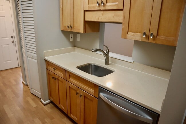 Building Photo - Gorgeous Updated Townhouse in the heart of...