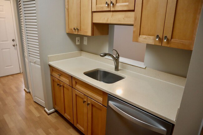 Foto del edificio - Gorgeous Updated Townhouse in the heart of...