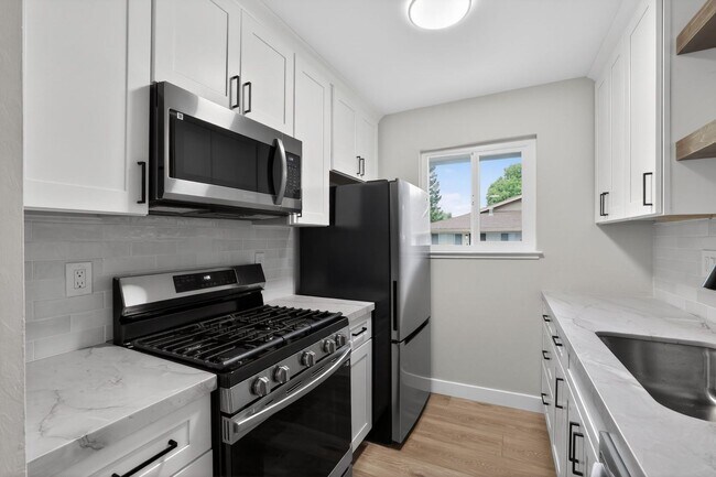 Foto del edificio - CITRUS HEIGHTS - Gorgeous Renovated Condo - All Brand New!