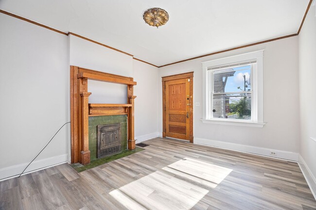Building Photo - Evanston- Charming 3 bedroom 1 Bath