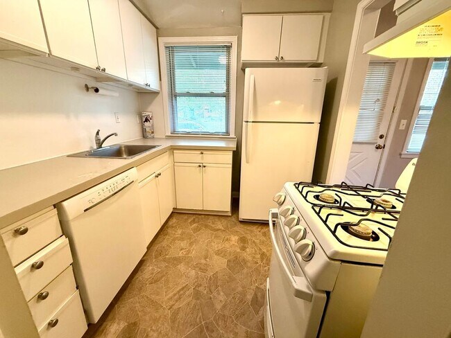 Foto del edificio - 2824 Whitewood St