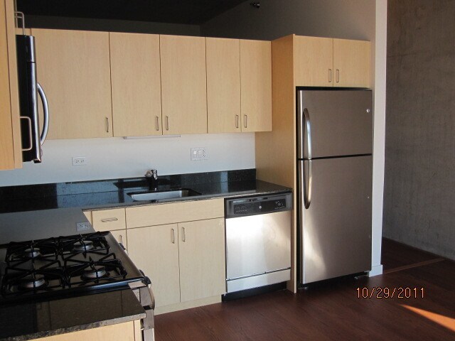 Building Photo - 235 W Van Buren St